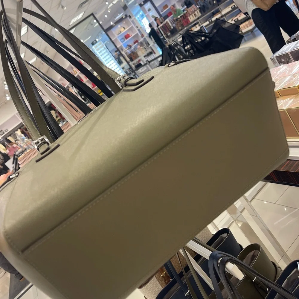 MICHAEL KORS Voyager Large Saffiano Leather EW Tote Shoulder Bag
Olive
NWT - Picture 3 of 16